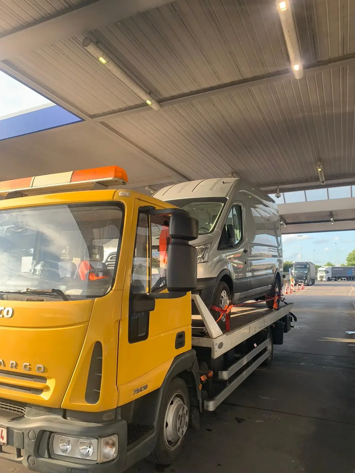 Nekor voert een depannage / takeldienst met een grote bus tot 3,5ton